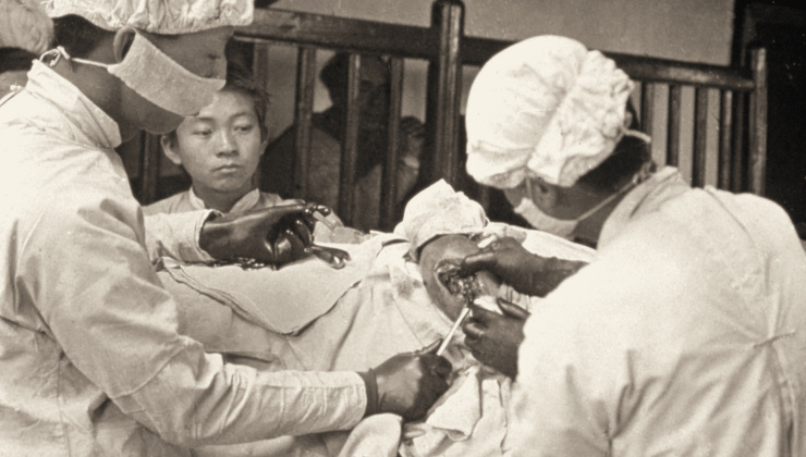 傳教士不僅拍了很多1949年前中國的照片，比如這個在常德（湖南省）醫院執行手術的照片（1900-1919年左右），還為改善醫療和教育作出了貢獻。然而當時大部分的中國人不會享受任何改善，隻有在共產黨上台執政以後，他們才享受到生活條件的改善